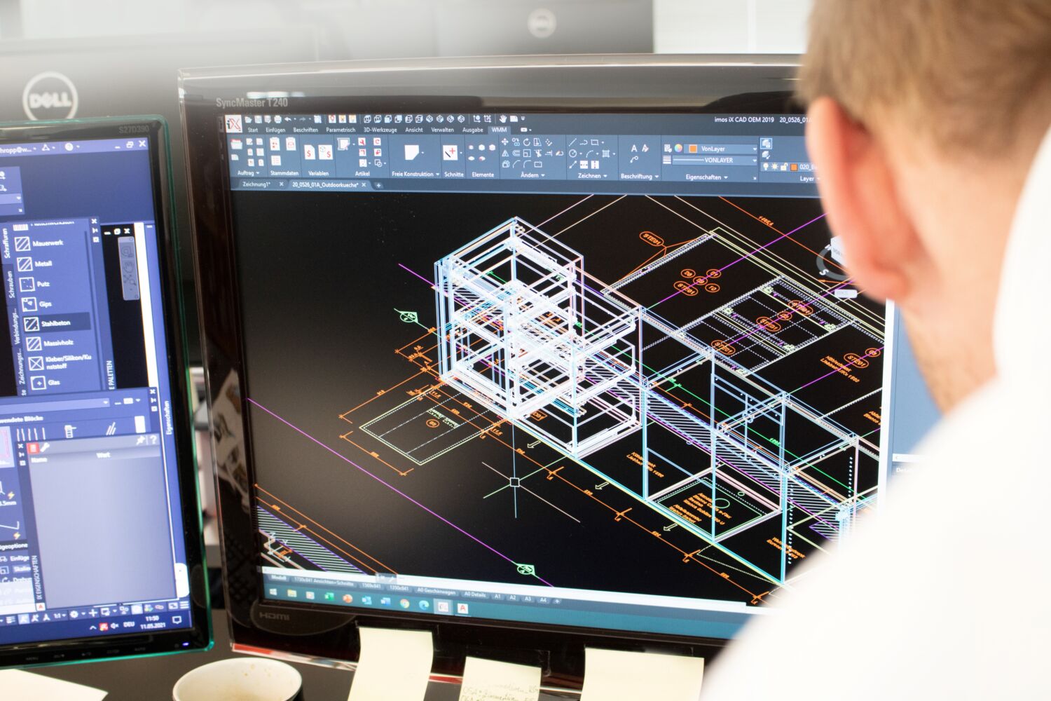 Ingenieur betrachtet ein CAD-Design auf einem Computermonitor.