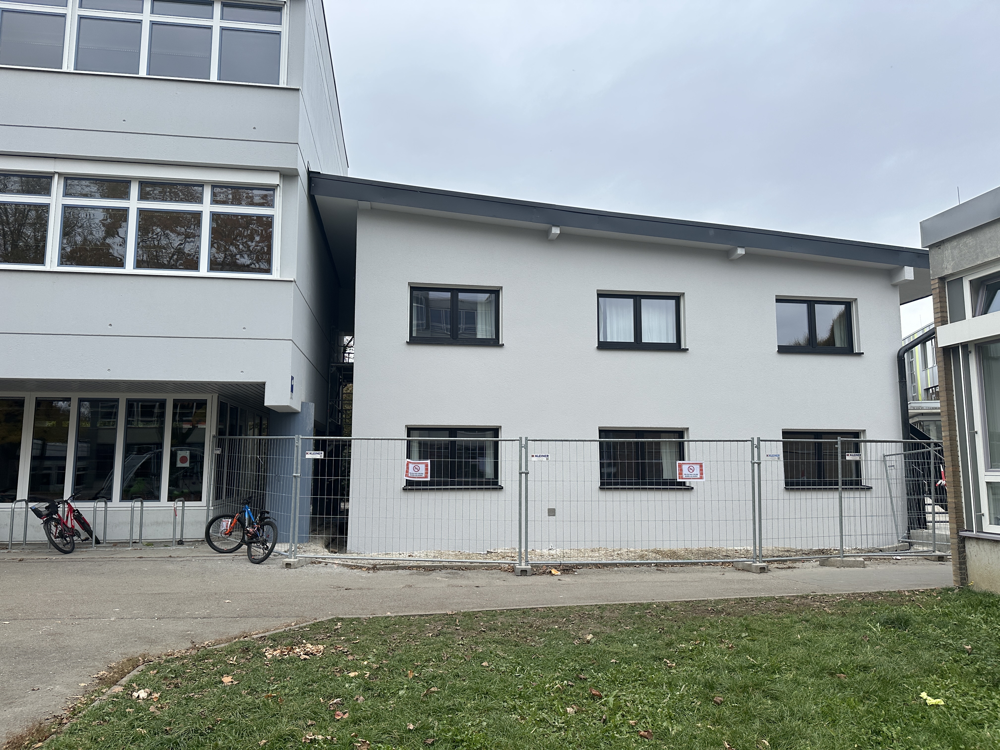 Per Autokran werden die Raummodule wie im Flug aufgestellt und zu einem Gebäude zusammengesetzt. Foto: WMM Modulbau